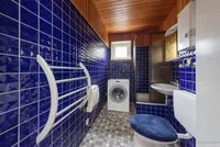 Badezimmer mit Dusche und Waschmaschienenanschluss