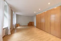 geräumiges Schlafzimmer mit Badezimmer