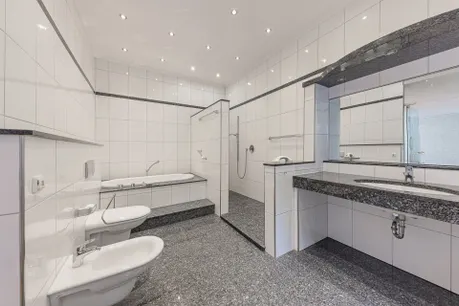 Tageslichtbad mit Dusche und Wanne