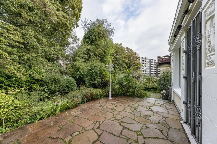 Außenbereich mit Terrasse und Garten