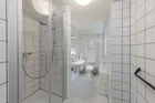 Appartement: Tageslichtbadezimmer mit Dusche