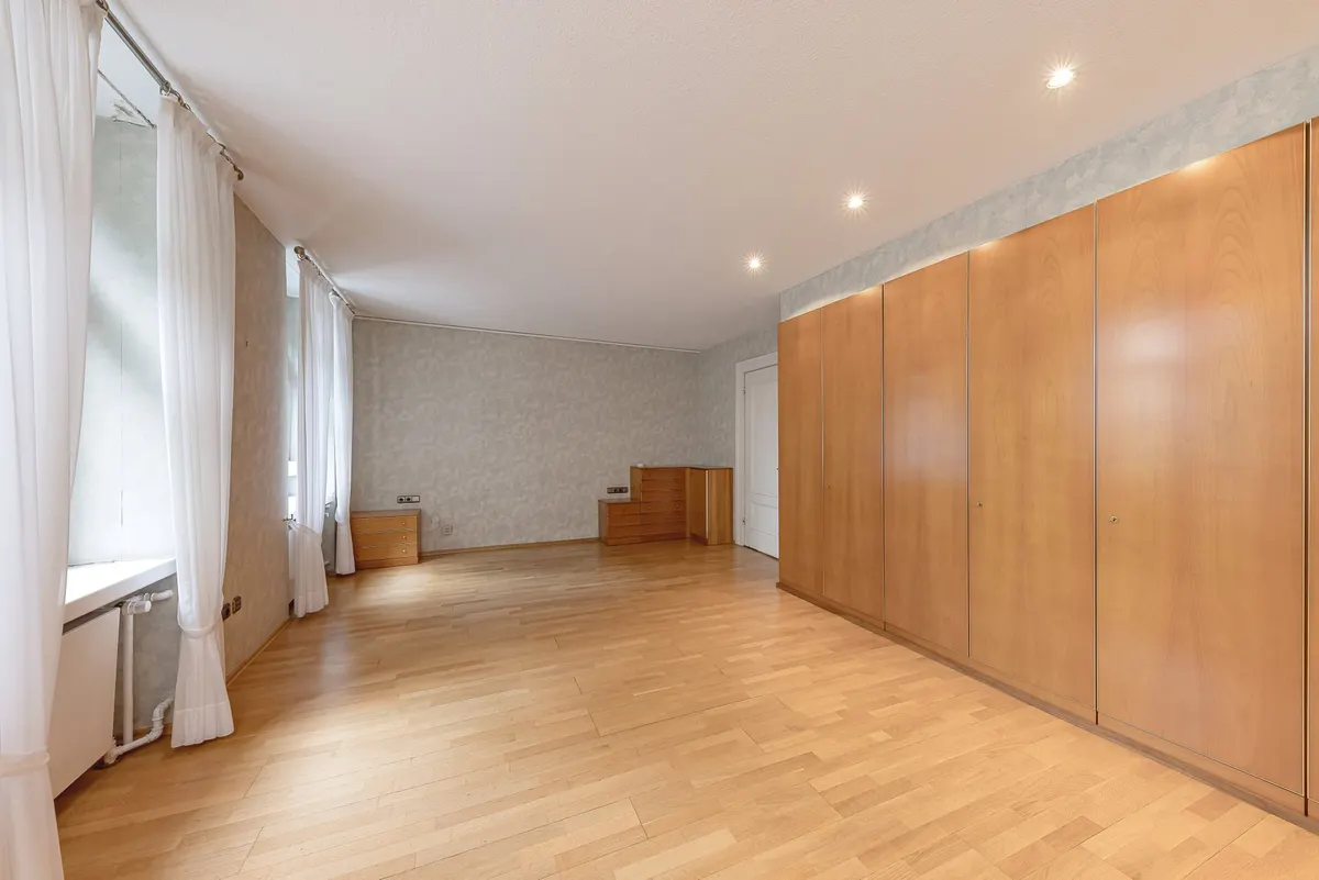 geräumiges Schlafzimmer mit Badezimmer