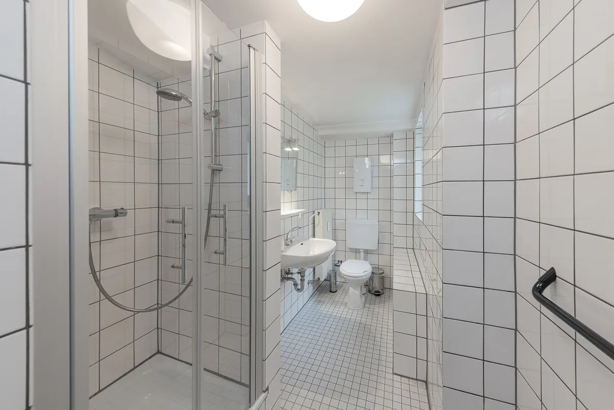 Appartement: Tageslichtbadezimmer mit Dusche
