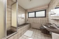Tageslichtbad mit Dusche und Wanne