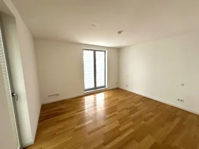 Schlafzimmer mit Zugang zur Ankleide
