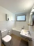 Bad mit Wanne, Dusche und Fenster
