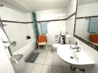 Großzügiges Bad mit Wanne