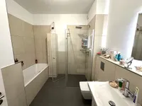 Bad mit Wanne und Dusche