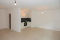 Wohnzimmer mit offener Einbauküche