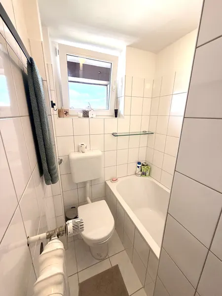 Bad mit Wanne + Fenster