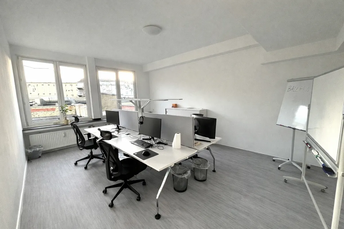 Großer Büroraum zur Rückseite