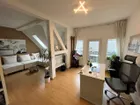 Wohnzimmer mit Zugang zum Balkon