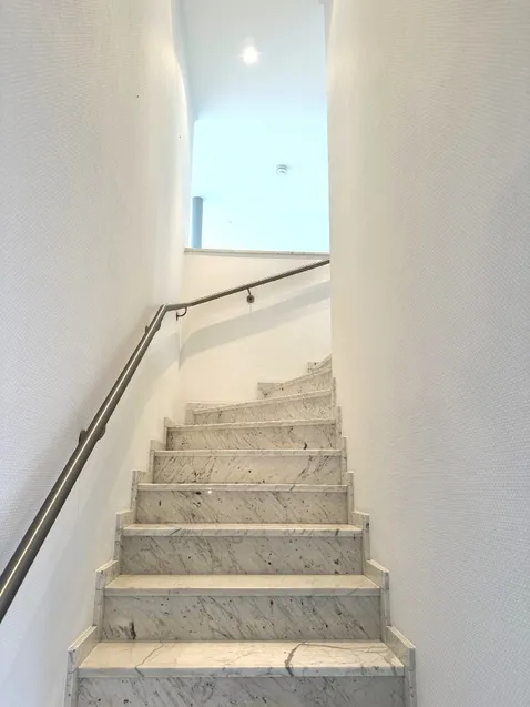 Treppe zum Wohnbereich