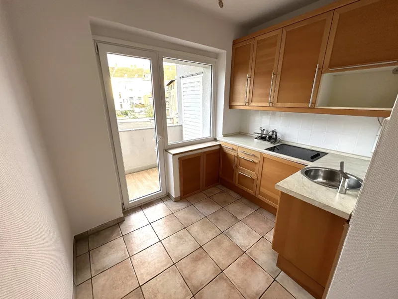 Küche mit Einbauküche und Balkon