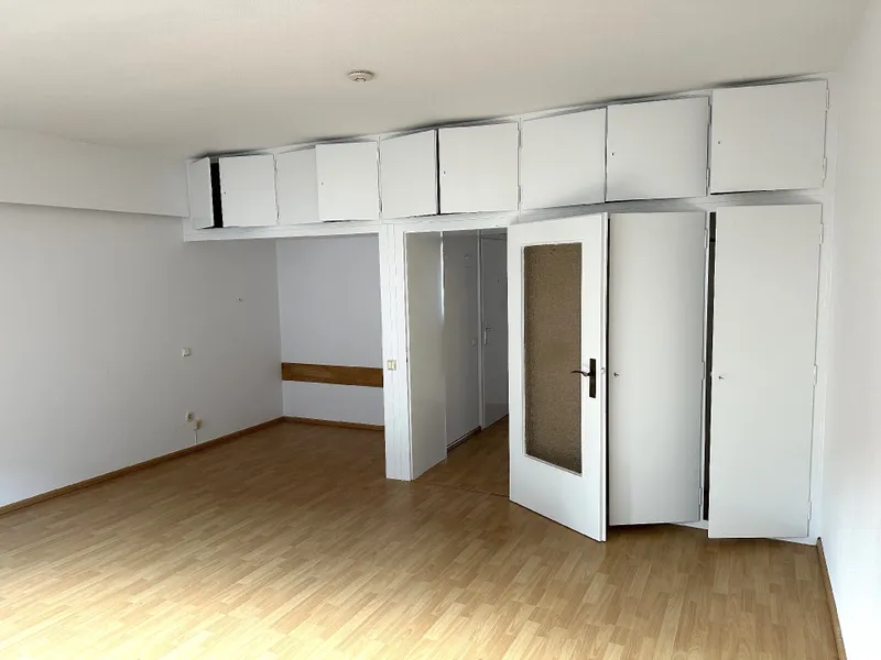 Wohnzimmer mit Blick zur Schlafnische