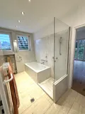 Bad mit Wanne + Dusche