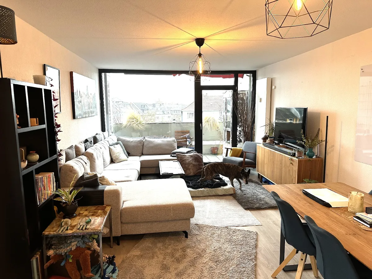 Wohnzimmer mit Balkon