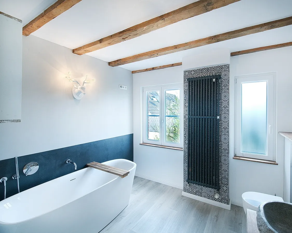 Wannenbad mit Fenster