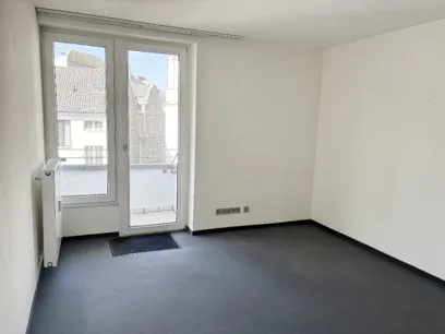 Büro zur Rückseite mit Balkon