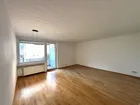 Wohnzimmer mit Balkonzugang