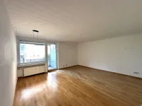 Wohnzimmer mit Balkonzugang