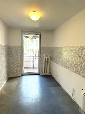 Küche mit Balkonzugang
