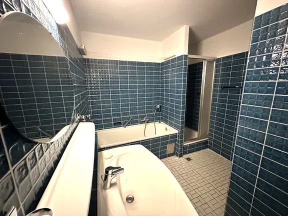 Bad mit Wanne und Dusche