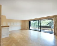 Wohnzimmer mit Balkon