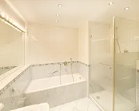 Bad mit Wanne und Dusche