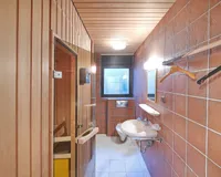...mit Sauna, Dusche + WC