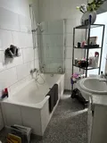 Bad mit Wanne und Fenster