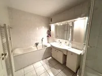 EG-Bad mit Wanne + Dusche
