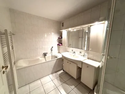 EG-Bad mit Wanne + Dusche