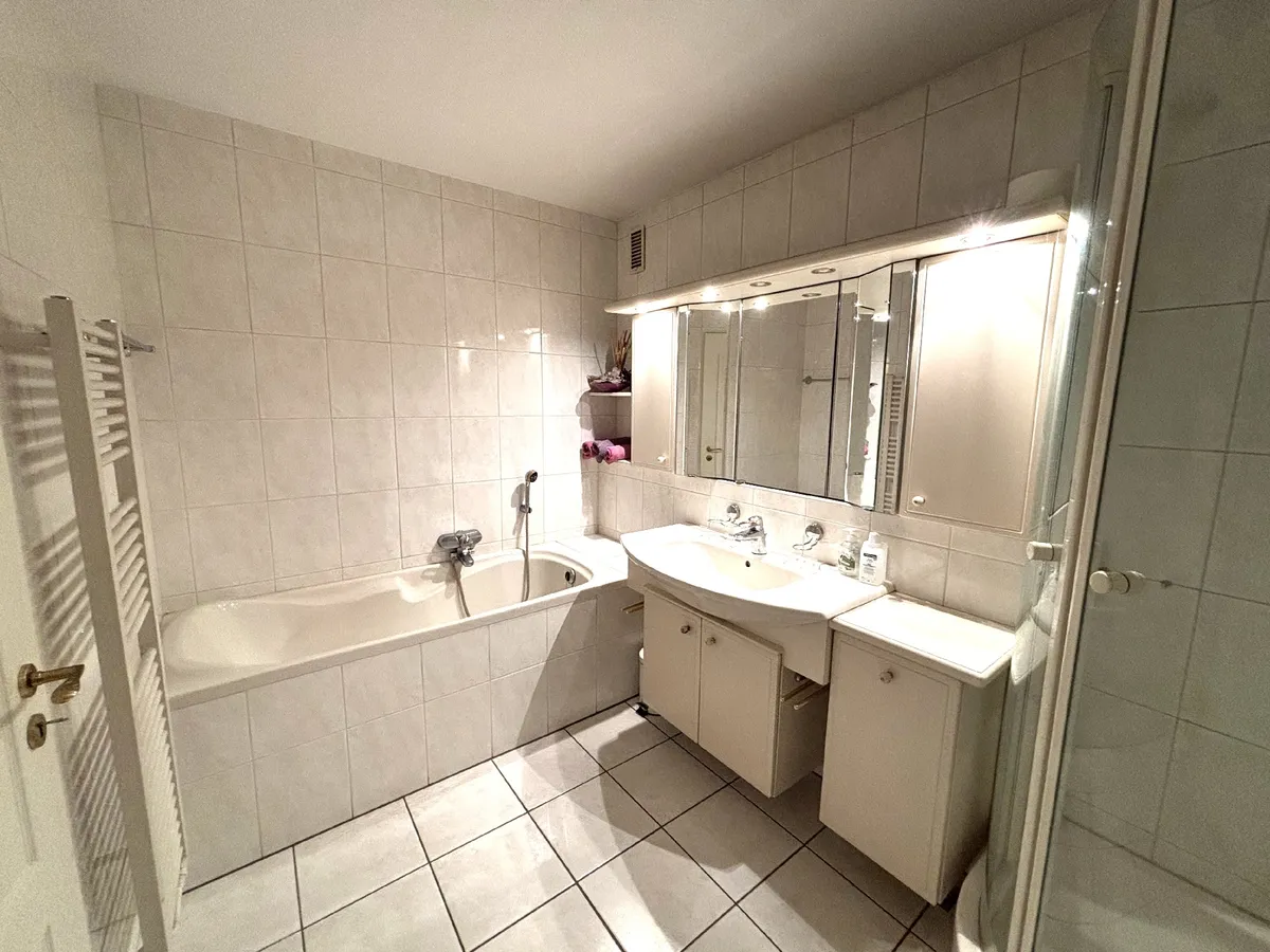 EG-Bad mit Wanne + Dusche