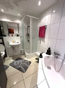 Bad mit Wanne und Dusche