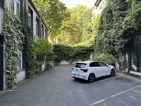 Innenhof mit PKW-Stellplatz