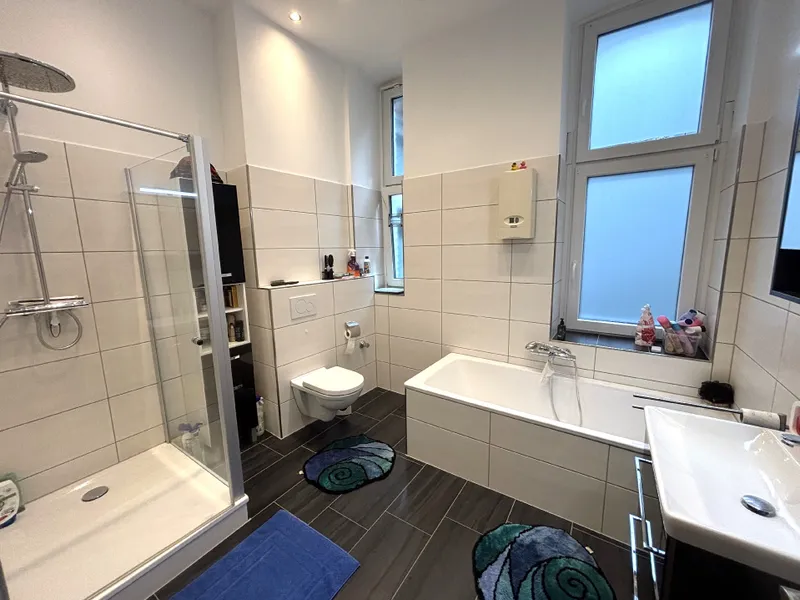 Bad mit Wanne und Dusche