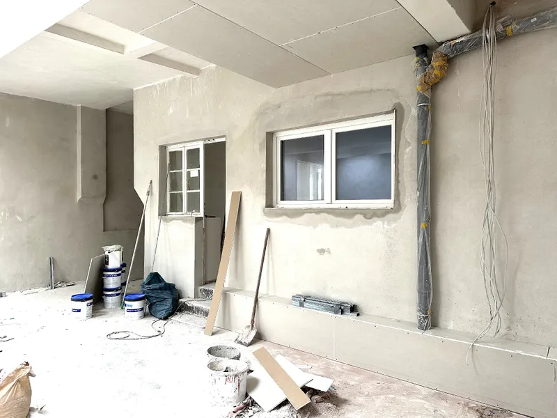 Blick Halle zum Büro + Sozialraum