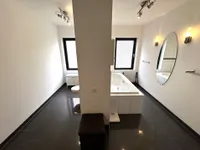 großzügiges Wannenbad mit Fenster