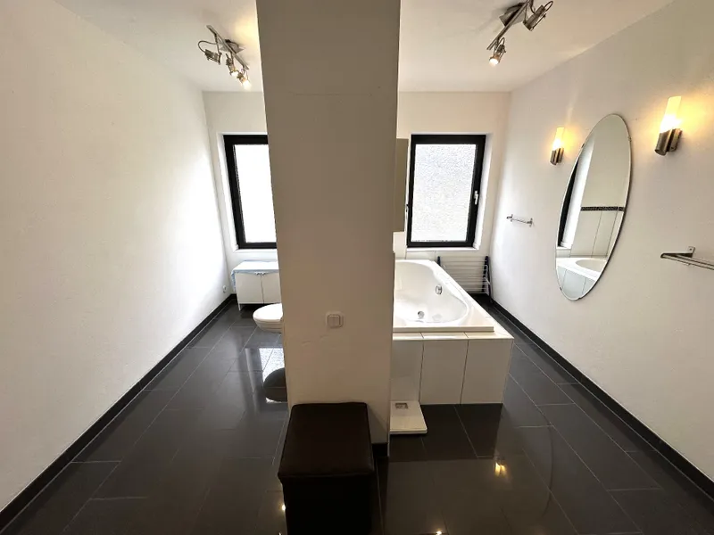 großzügiges Wannenbad mit Fenster