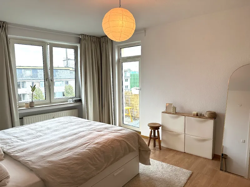 ein Schlafzimmer mit Balkon