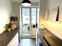 eine Küche mit Balkon