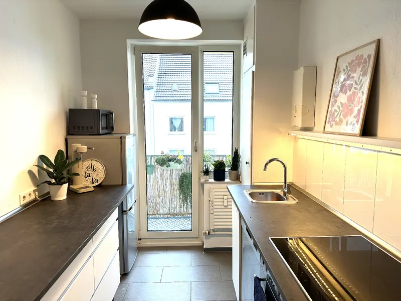 eine Küche mit Balkon