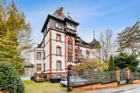 Hausansicht mit Turm-Apartment