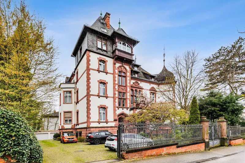 Hausansicht mit Turm-Apartment
