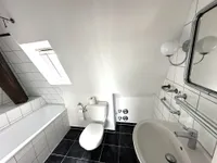 Badezimmer mit Fenster