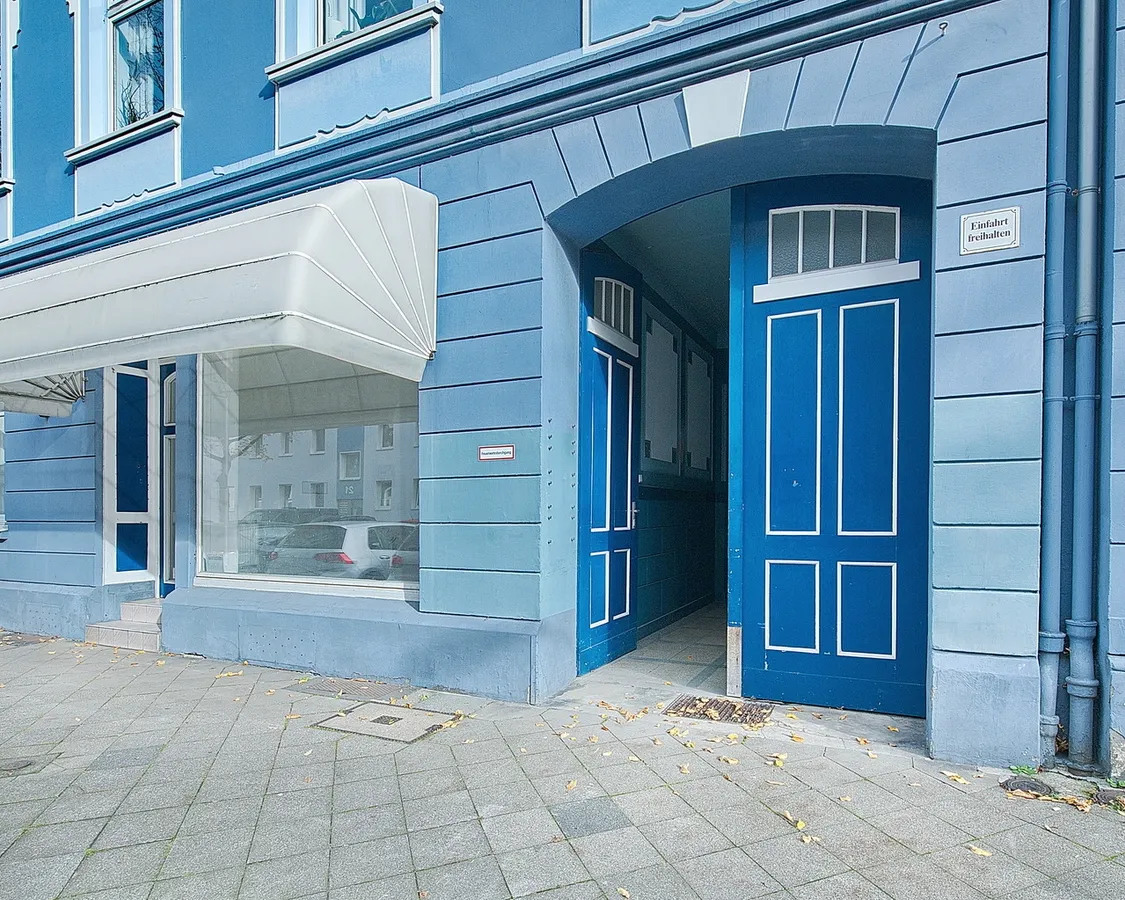 Blick zum Ladenlokal und Toreinfahrt