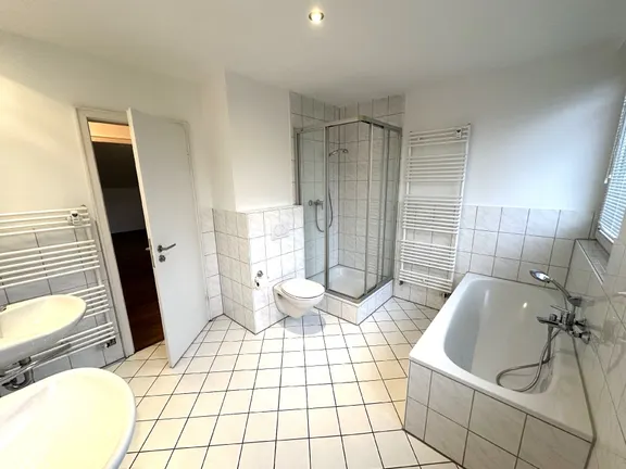 Bad mit Wanne und Fenster