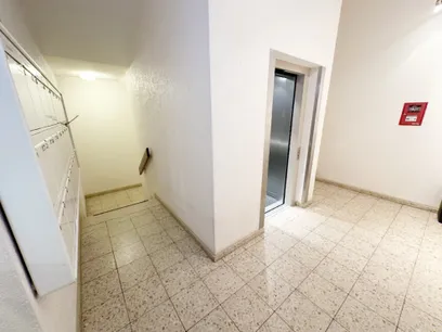 Treppenhaus mit Lift