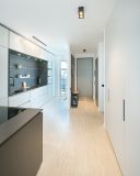 Blick zu Entrée und Küche